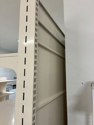 Estantería metálica para tienda color beige