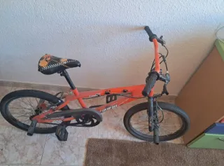 Bicicleta BMX Naranja.
