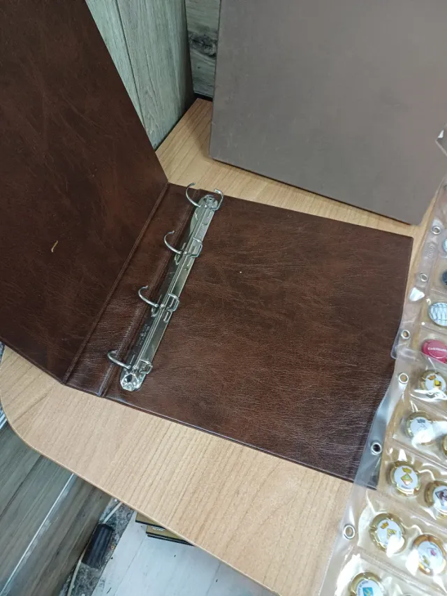 ÁLBUM CHAPAS DE CAVA CON 144 CHAPAS