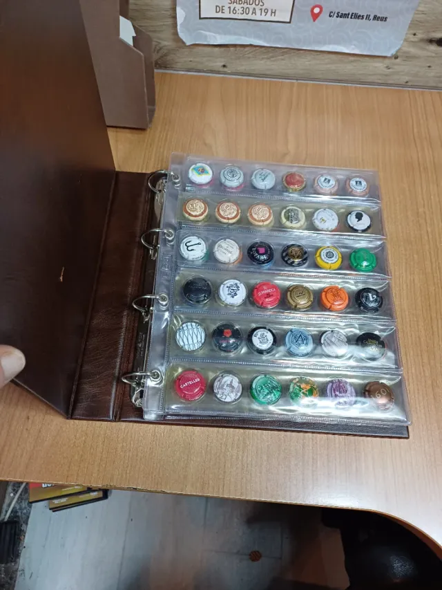 ÁLBUM CHAPAS DE CAVA CON 144 CHAPAS