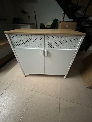 Vari mobili, TV, fasciatoio per bambini, ecc.