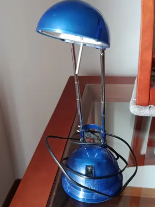 Lámpara de mesa extensible azul y plateada