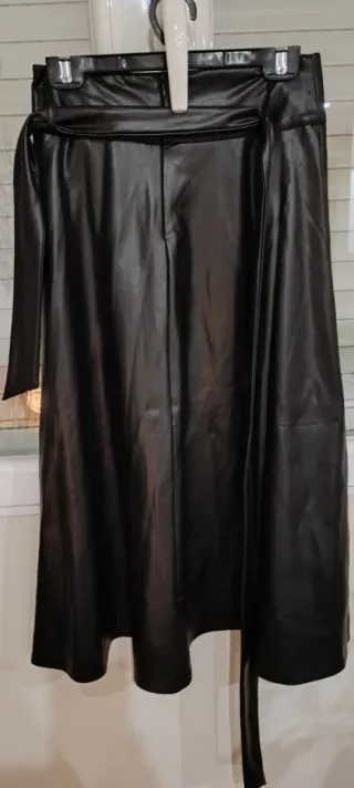 Falda midi Stradivarius negra