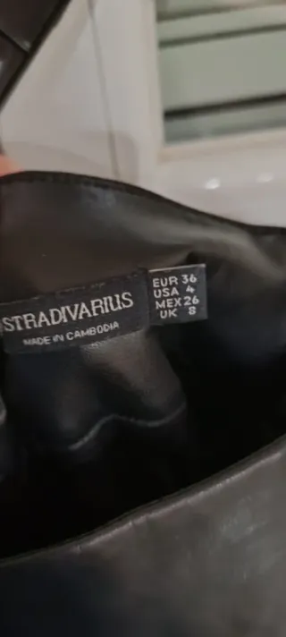 Falda midi Stradivarius negra