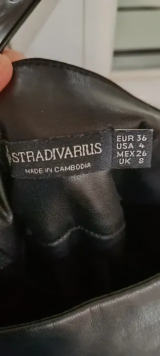 Falda midi Stradivarius negra