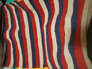 Alfombra de tela con rayas rojas, blancas y azules