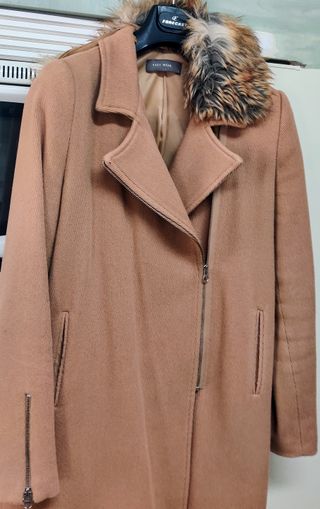Abrigo con cuello de pelo Talla M