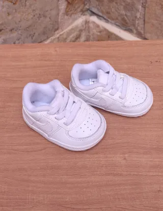 Scarpe neonato Nike bianche