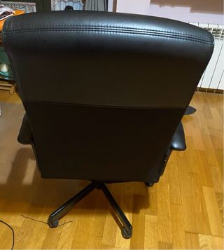 Silla de oficina negra con ruedas