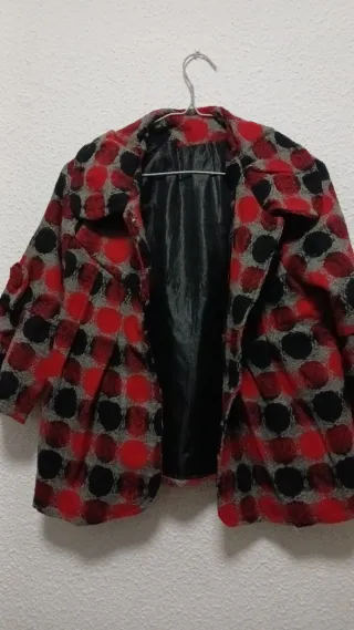 Chaqueta corta con estampado de lunares