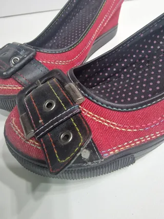 Zapatos rojos y negros con hebilla
