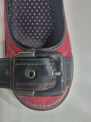 Zapatos rojos y negros con hebilla