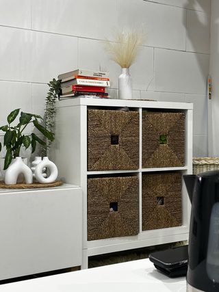 Estantería Kallax Ikea Blanca con Cestas y soporte