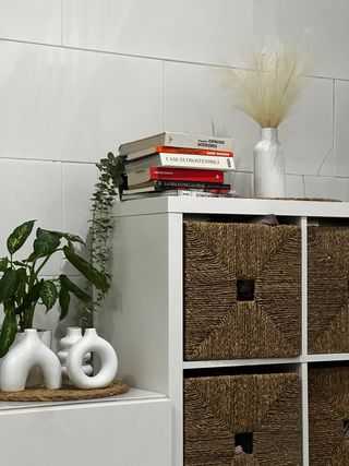 Estantería Kallax Ikea Blanca con Cestas y soporte