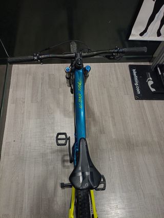 Bicicleta BH de montaña azul y amarilla