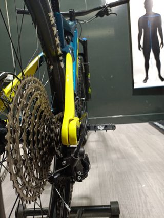 Bicicleta BH de montaña azul y amarilla