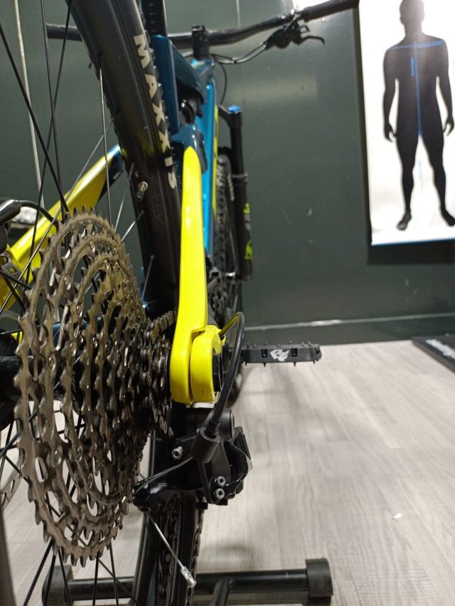 Bicicleta BH de montaña azul y amarilla