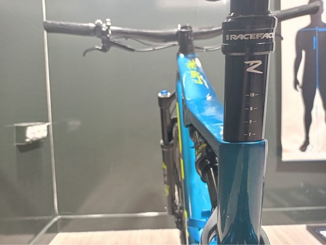 Bicicleta BH de montaña azul y amarilla