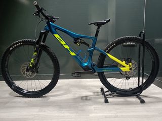 Bicicleta BH de montaña azul y amarilla