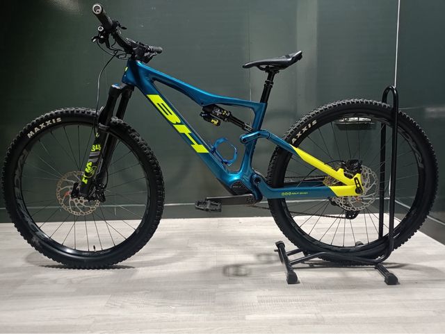 Bicicleta BH de montaña azul y amarilla