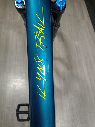 Bicicleta BH de montaña azul y amarilla