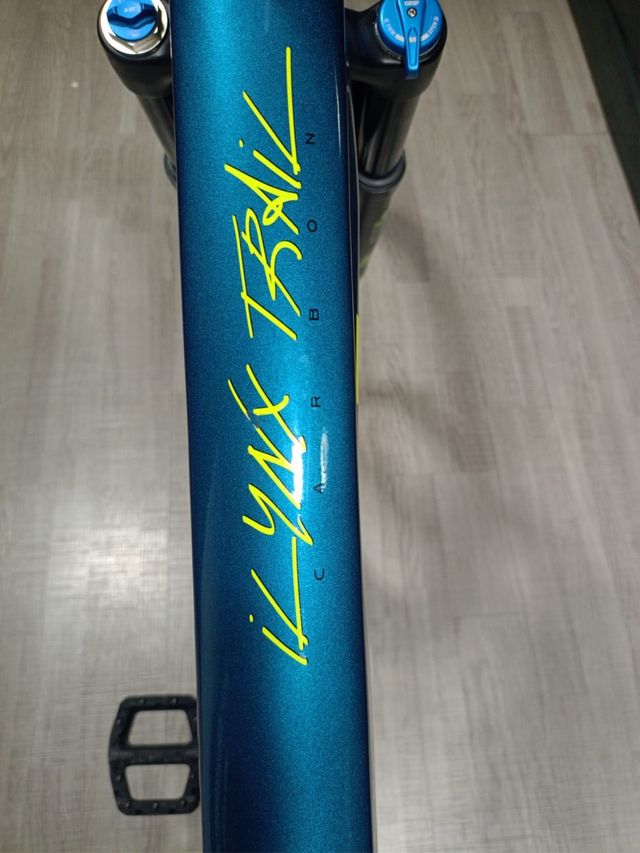 Bicicleta BH de montaña azul y amarilla
