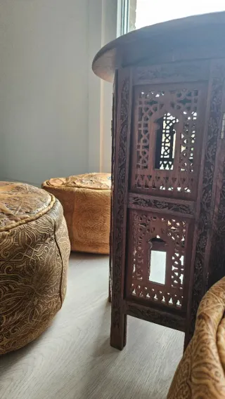 Mesa y 4 puffs marroquíes