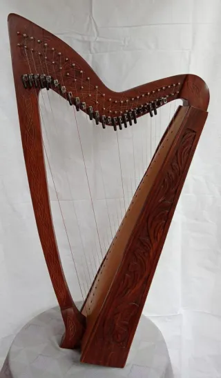Arpa 28 cuerdas con funda y llave