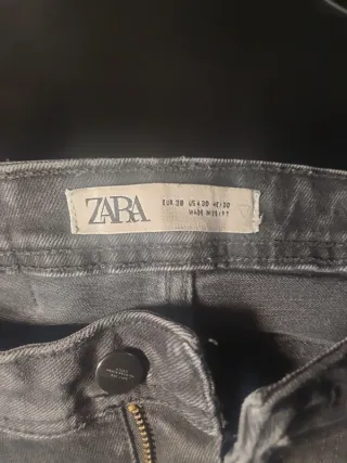 Jeans neri Zara strappati con macchie