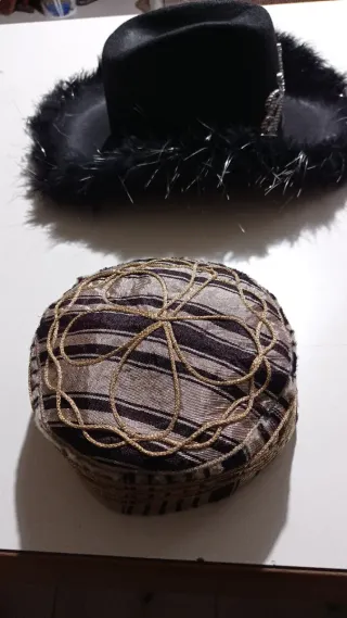 Sombrero negro con plumas y adorno