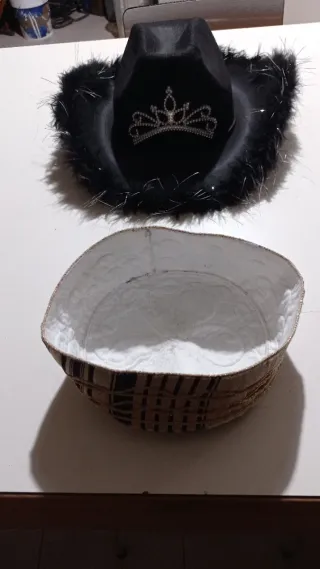 Sombrero negro con plumas y adorno