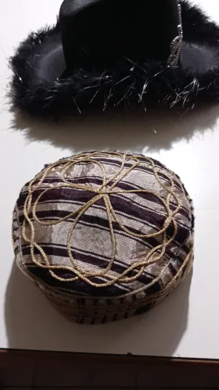 Sombrero negro con plumas y adorno