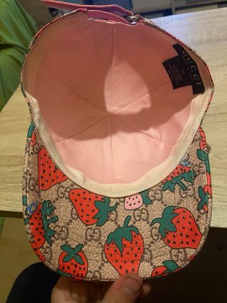 Gorra Gucci de fresas