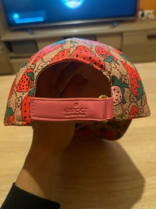 Gorra Gucci de fresas