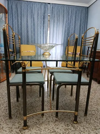 Mesa de Cristal y Sillas Doradas