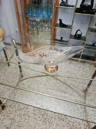 Mesa de Cristal y Sillas Doradas
