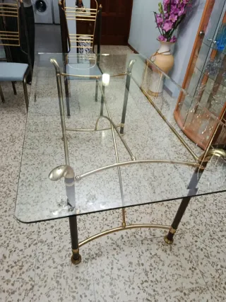 Mesa de Cristal y Sillas Doradas