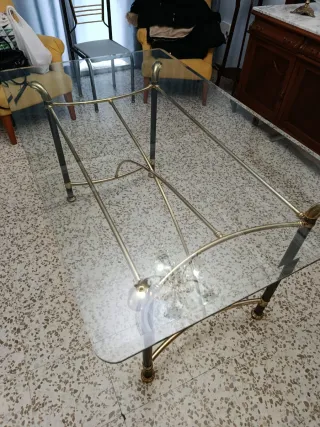 Mesa de Cristal y Sillas Doradas