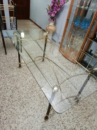 Mesa de Cristal y Sillas Doradas