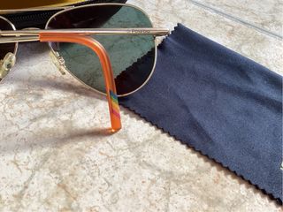 Gafas de sol Aviador Polaroid doradas y rojas