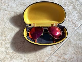 Gafas de sol Aviador Polaroid doradas y rojas