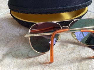 Gafas de sol Aviador Polaroid doradas y rojas