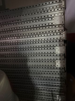 Estanterías metálicas grises y amarillas