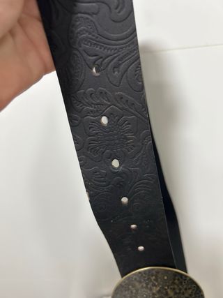 Cinturón negro con hebilla plateada