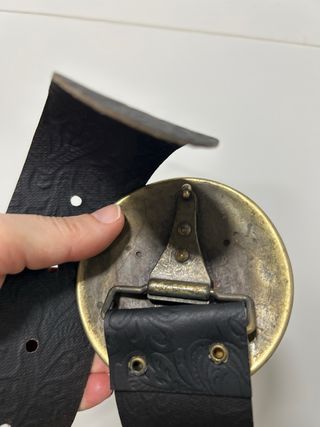 Cinturón negro con hebilla plateada