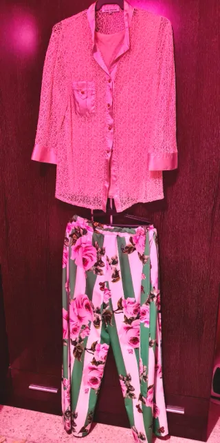 Conjunto pantalón y blusa y camiseta interior.