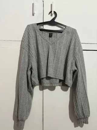Top corto SHEIN gris manga larga cuello pico