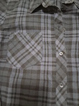 Camisa de cuadros azul y negra