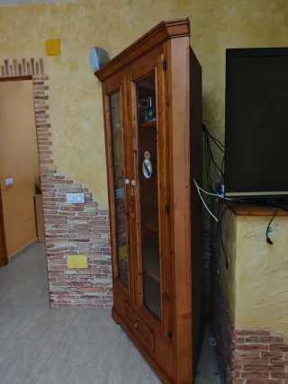 Conjunto de varios muebles de madera.