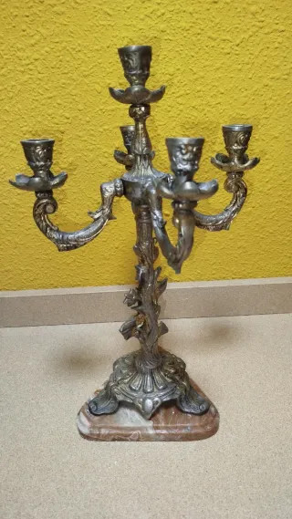 Candelabro de metal y mármol